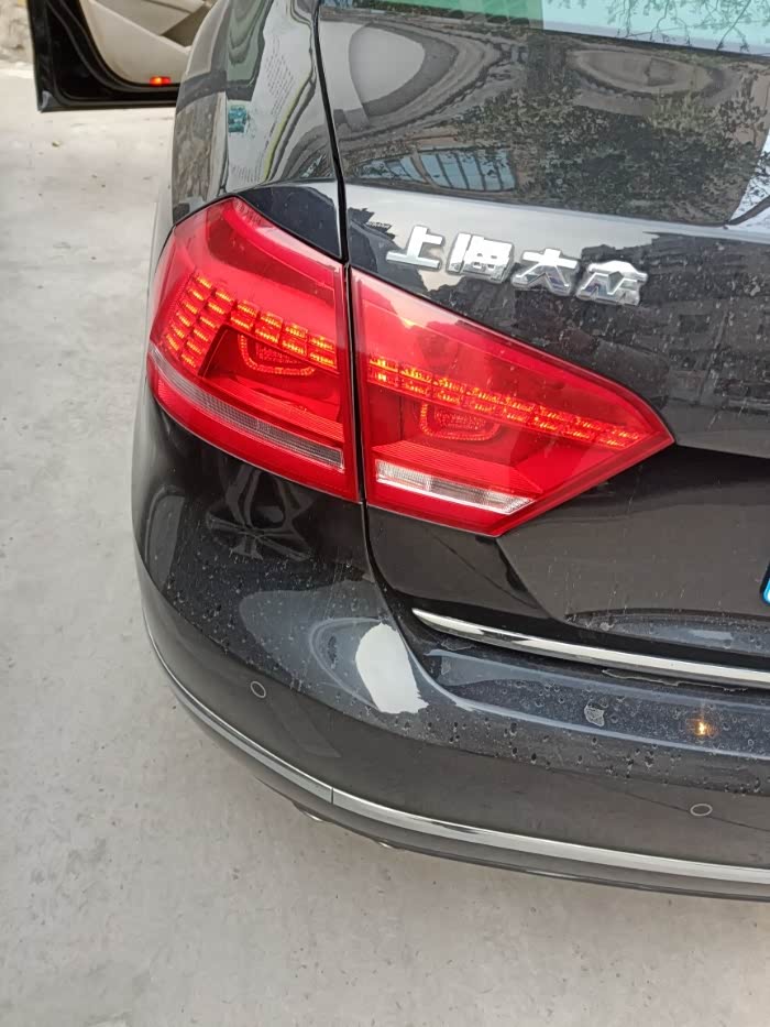 帕萨特尾灯常亮