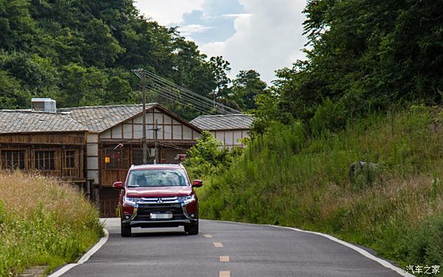 我沿着蜿蜒的山路下山,离开天龙屯堡,夕阳下"骚红"的小德跟山路确实