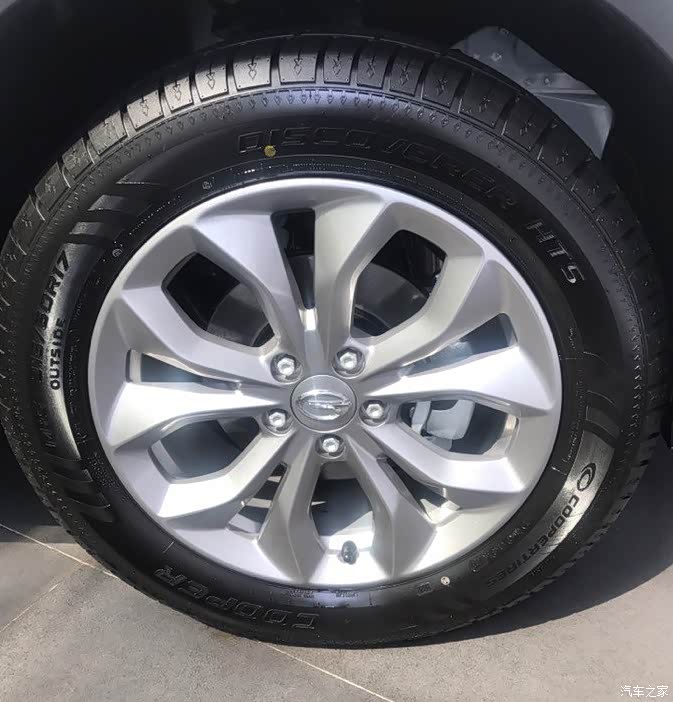 锃亮的大轮胎.