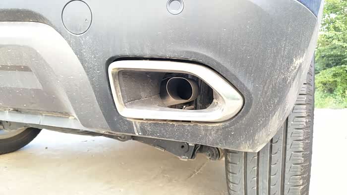 排气孔的镀铬装饰,小细节的点缀很到位.