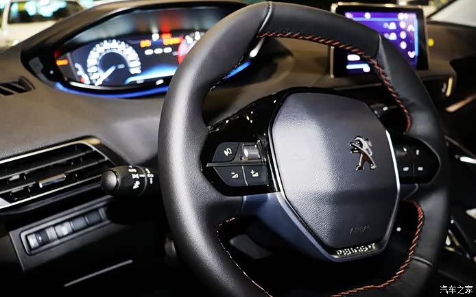 标致4008方向盘,战斗似,小而又十分有运动感.