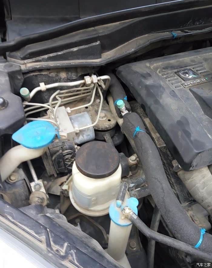 中间这个黑盖子就是助力油壶.