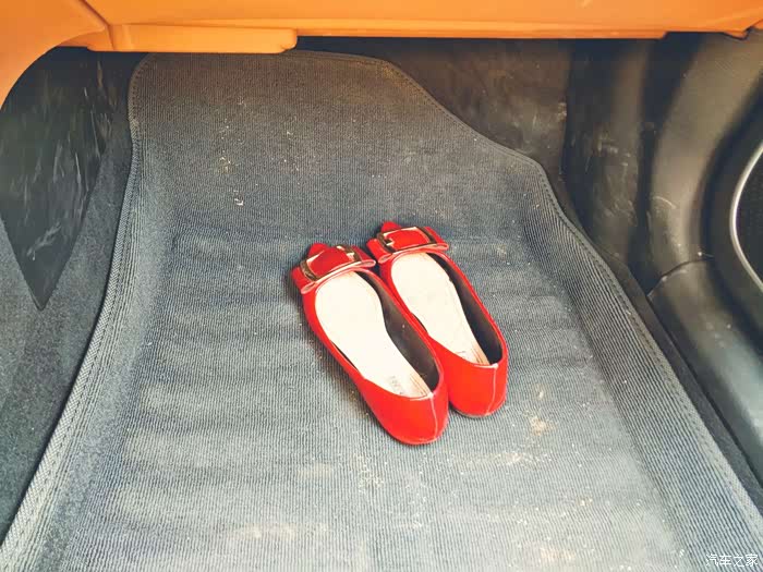 副驾小红鞋,女司机开车要穿高跟鞋哦,车随时备一双平底鞋,我是很注重