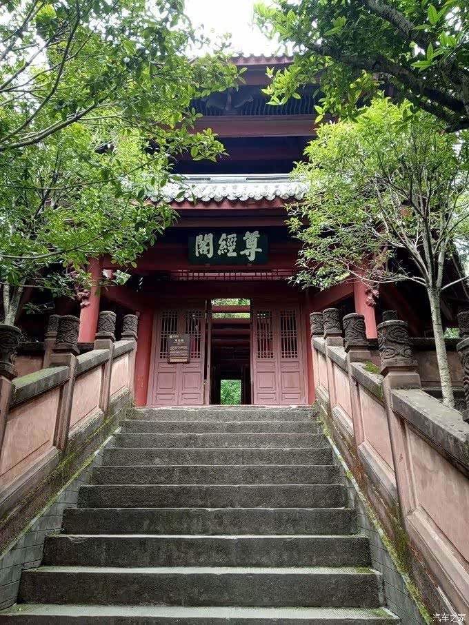 尊经阁,顾名思义,收藏儒家经典的地方.