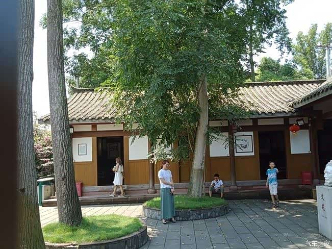 缅怀一代文学大师瞻仰艾芜故居