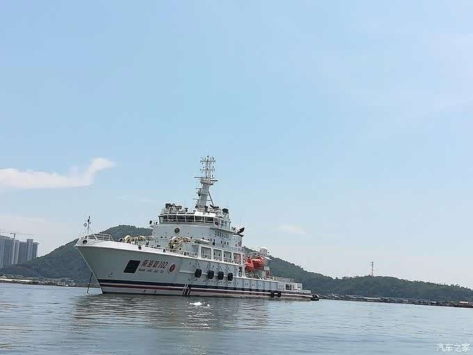 阳江闸坡大角湾开进了一辆银灰色哈六coupe.