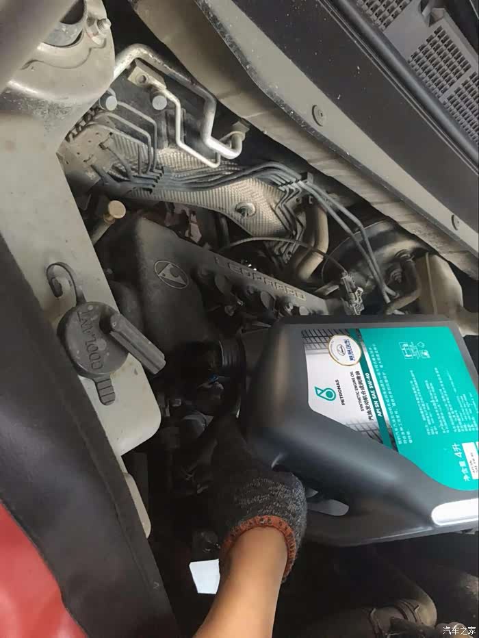 现在给我们换的新的机油,而且还是猎豹的专用的机油.