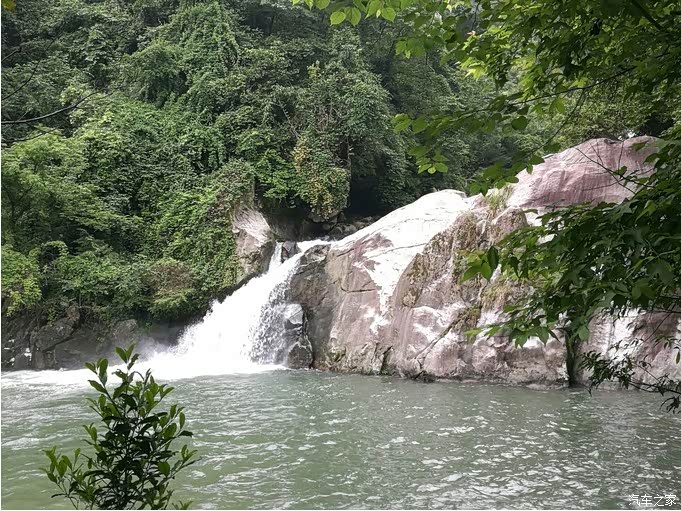 萝卜潭位于江西奉新县罗市镇南店前村境内,共有八潭八瀑,瀑布叠范而