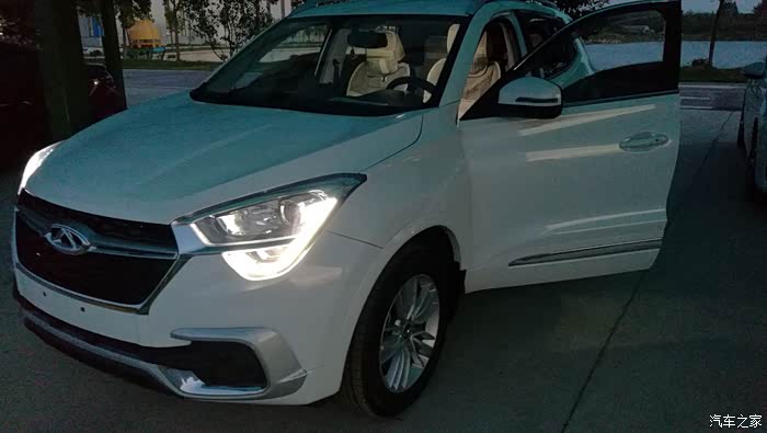 瑞虎5x白色手动时尚