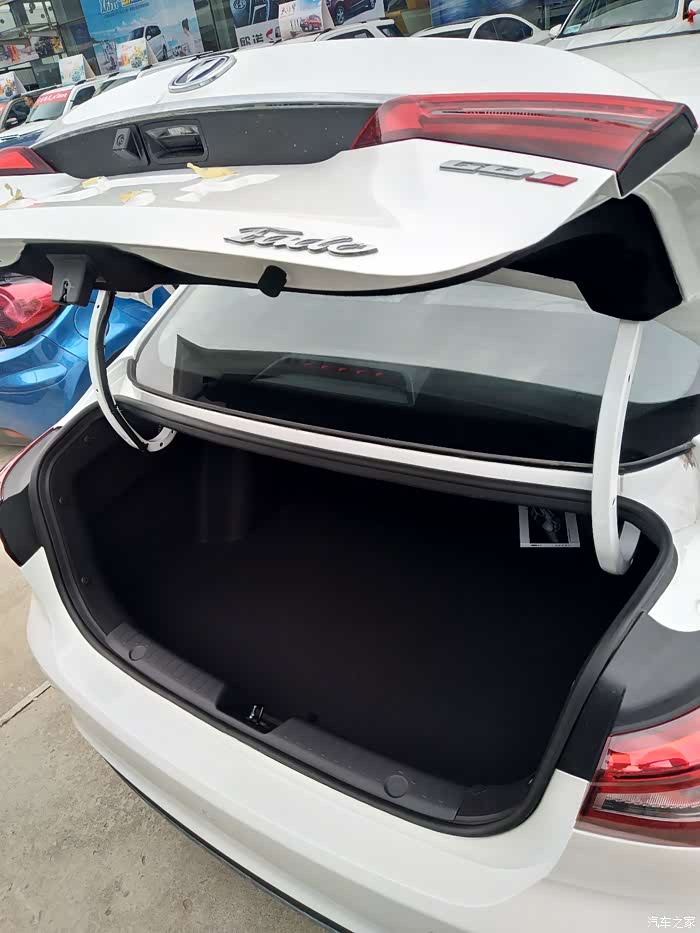 后备箱空间很大,可以放蛮多东西的,以后孩子的玩具,小车子,不愁没方放