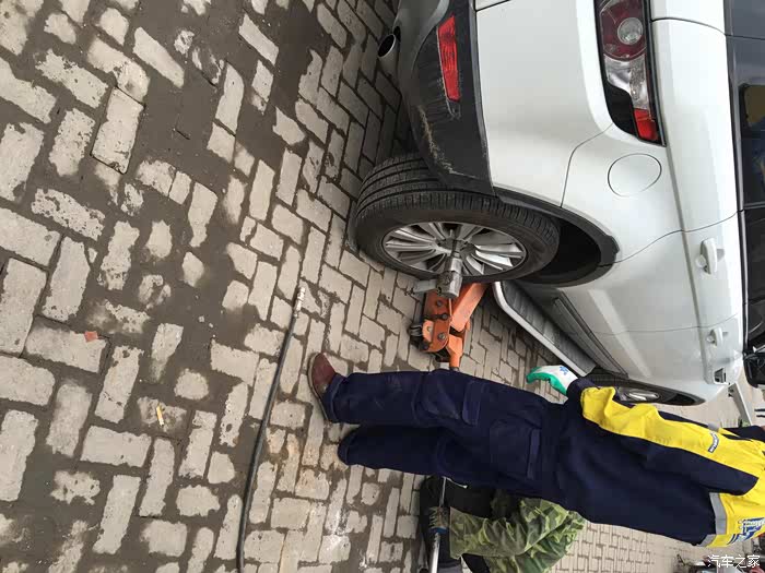 上两张补胎图,话说提车第二天就挂了让保险公司出了6000块  心疼小白