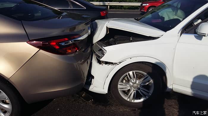 悲剧了追尾我的奥迪q3烧没了