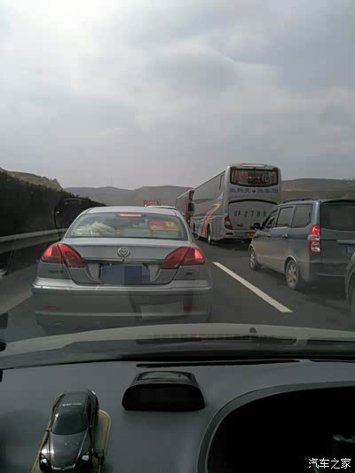 土家湾隧道前堵车!