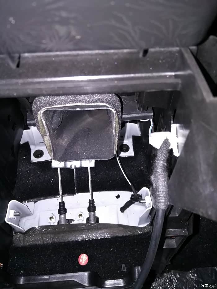 请教后排出风口拆卸方法