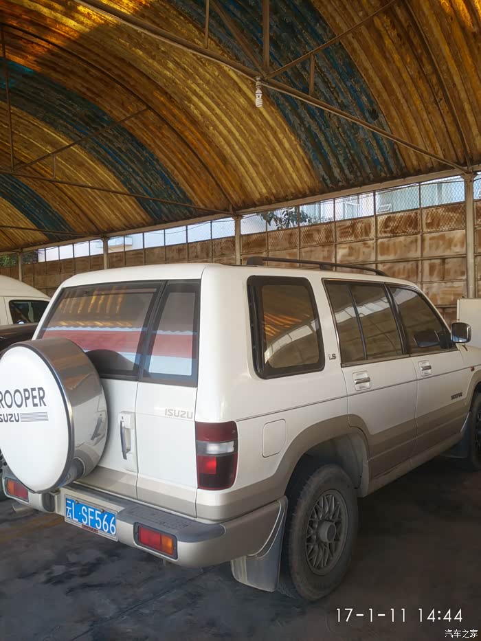 看到一款有点年份的五十铃老越野车五十铃trooper
