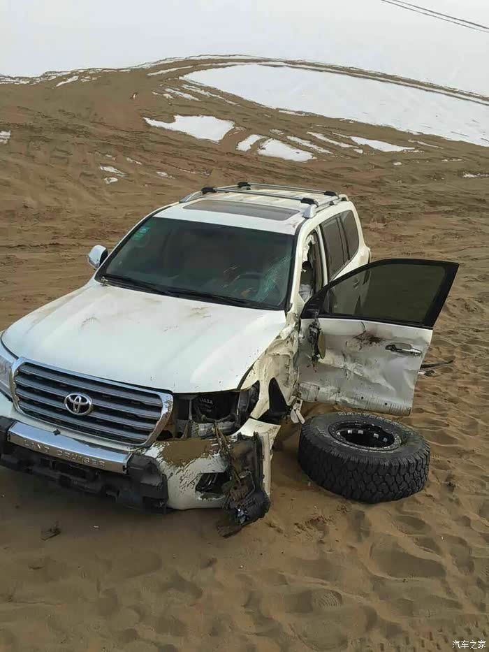 bj40和酷路泽200冲沙坡时相撞