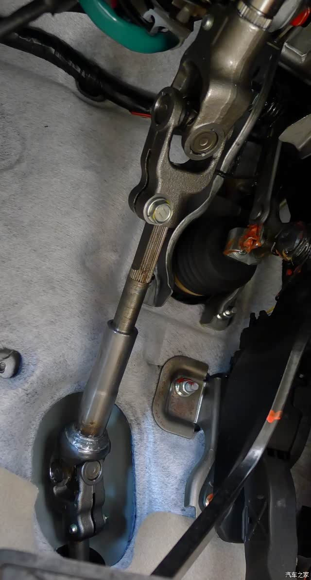方向盘打正,拍一下底下两个万向节的安装,要两个节在同一个照片里,像