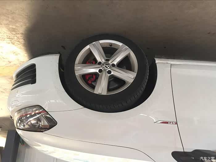 速腾16的手动改17寸轮毂235的轮胎迈腾b7顶配合适么