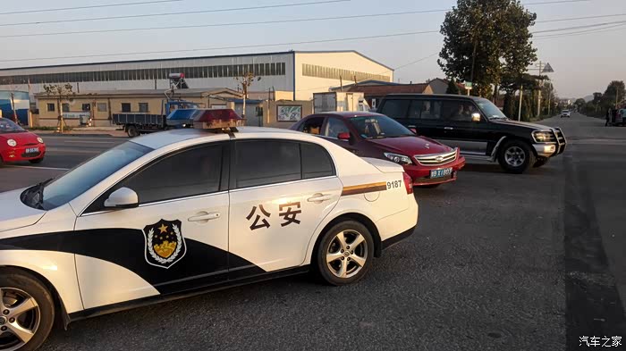 今天小三和交警的警车玩破相了