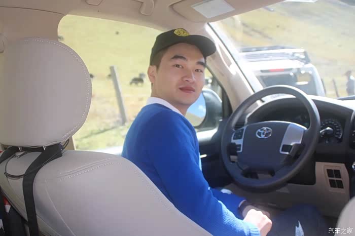 车队行驶中,对讲机里传来群主海兵声音,他