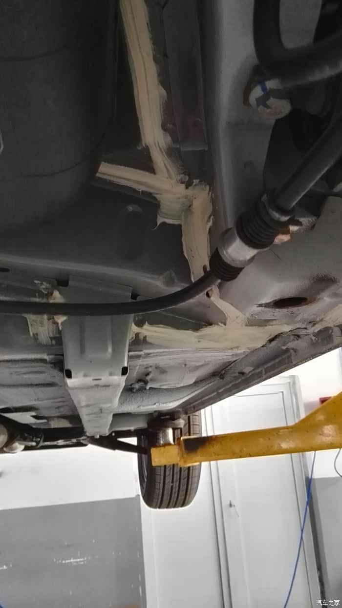 汽车底盘边上都是胶
