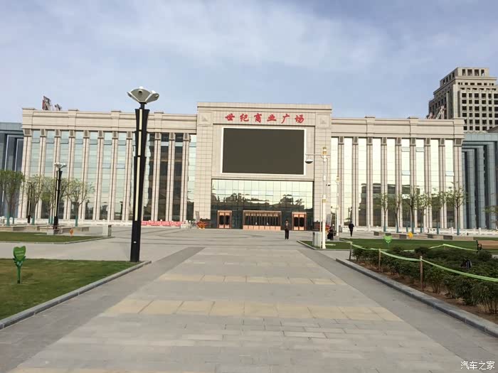 一年之际在于春一天之际在于晨漫步平凉绿地广场