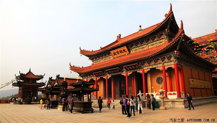 尽管离年关还有十多天,但大雄宝殿香火已经很盛了!