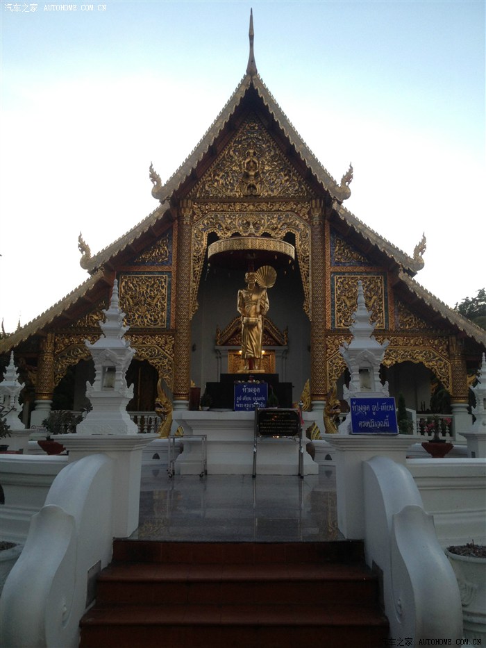 傍晚去逛一清迈最有名帕烘寺(watphuakhong)