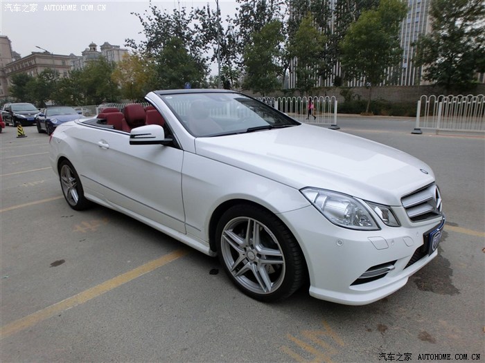 白色奔驰e260 软顶敞篷 mm车主提车作业