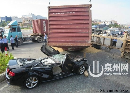 货柜车侧翻压扁过路奥迪车车内2人奇迹生还