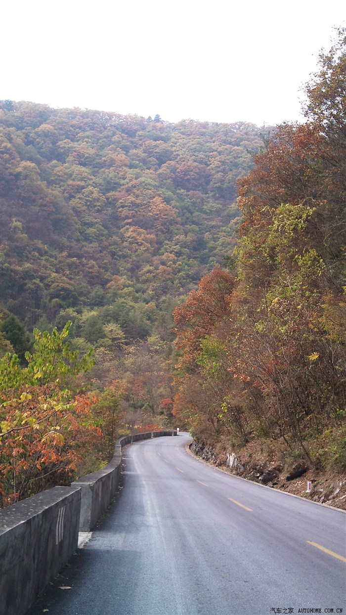 陕西境内国道210看秦岭秋美享驾驶乐趣过宁陕到石泉