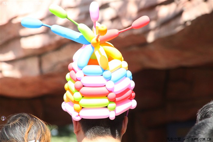 从海狮馆出来 看到了这么个性的气球帽子