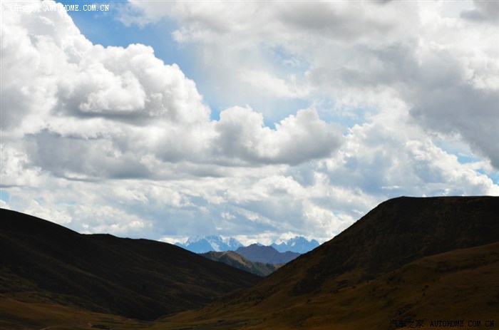 远处依稀可见两座雪山