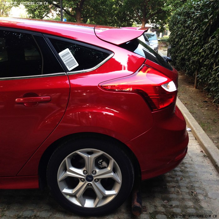 新福克斯糖果红车身镀膜后闪闪惹人爱