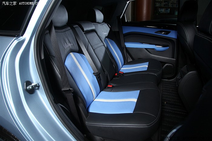 蓝色的车身加上黑色和蓝色搭配的真皮座椅,不管从颜色搭配上还是从