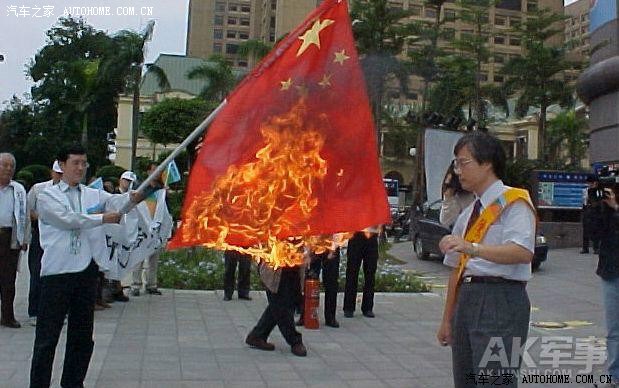 日本鬼子在烧中国国旗