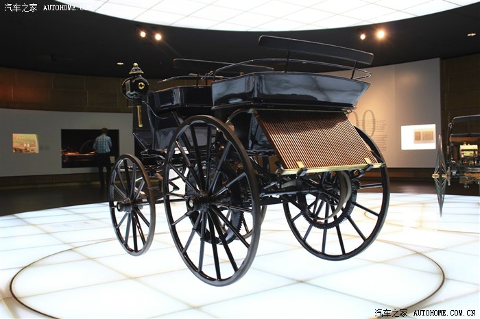 早期的戴姆勒的公司在斯图加特,而奔驰在曼海姆,汽车发明26年后,两家