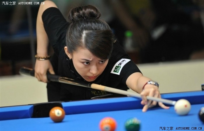 打台球的漂亮女人