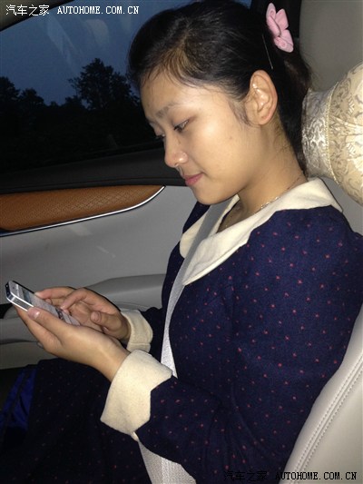 媳妇当车模 之 xts 合影火辣勾魂女 !