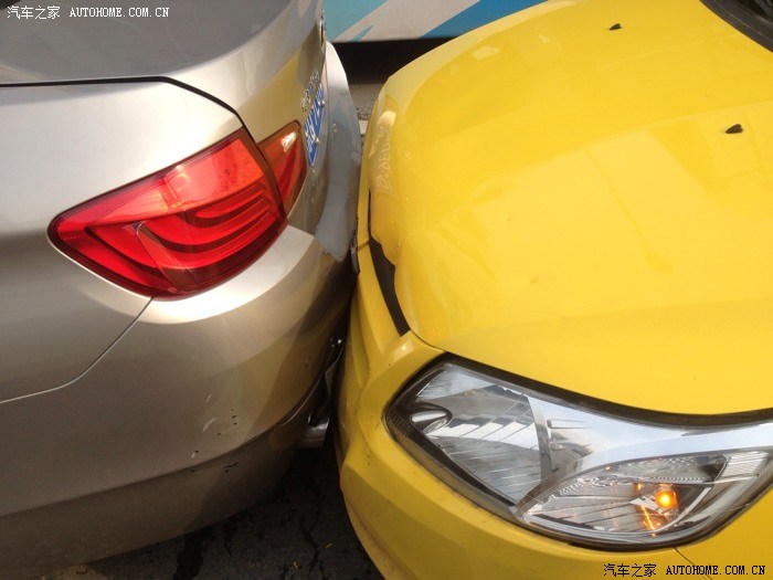 求助南京苜蓿园大街32号三车追尾事故