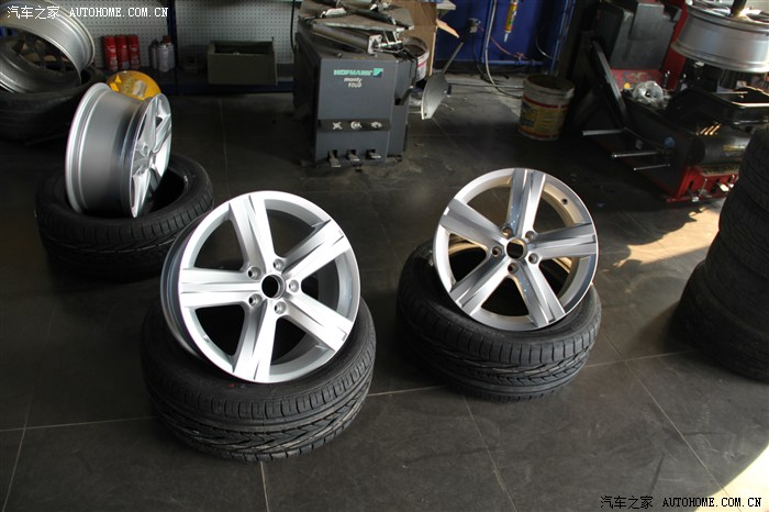 新迈腾18t豪华更换至尊五辐轮毂简单作业