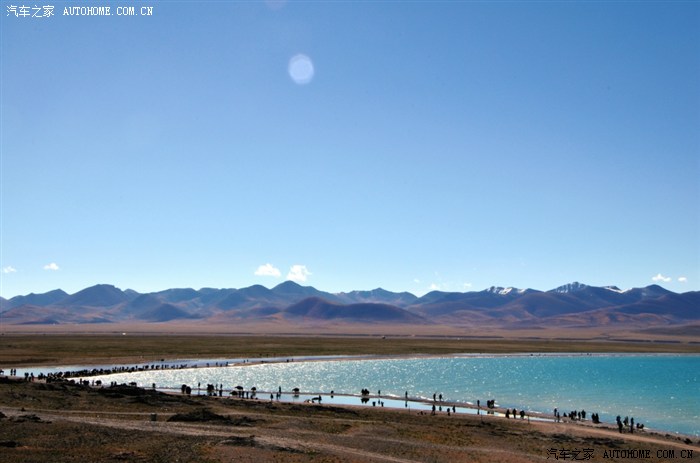 居高临下,鸟瞰圣湖,岸边人如蚁织,赏不完的湖光山色,让人不忍离去