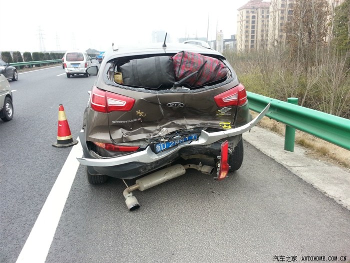 高速路上惨遭追尾 车子被撞后,我马上给我们杭州智跑