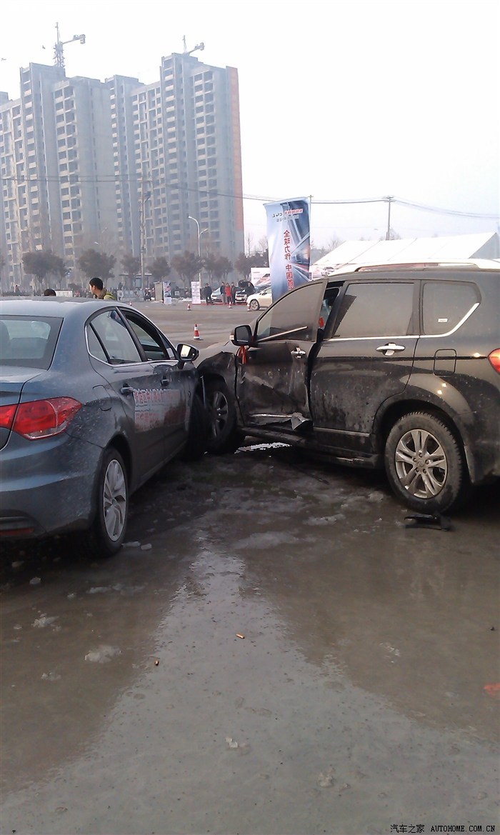 c4l试驾会上撞车,车头撞烂了吸能区撞弯,气囊没打开正常吗?