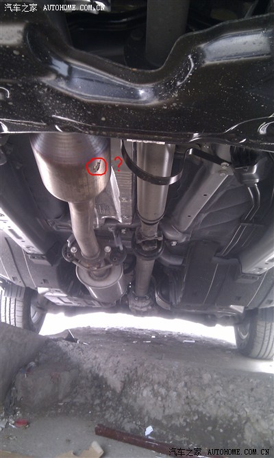 大家帮我看看,三元催化上是个洞吗?已解决,烧卷的标签.