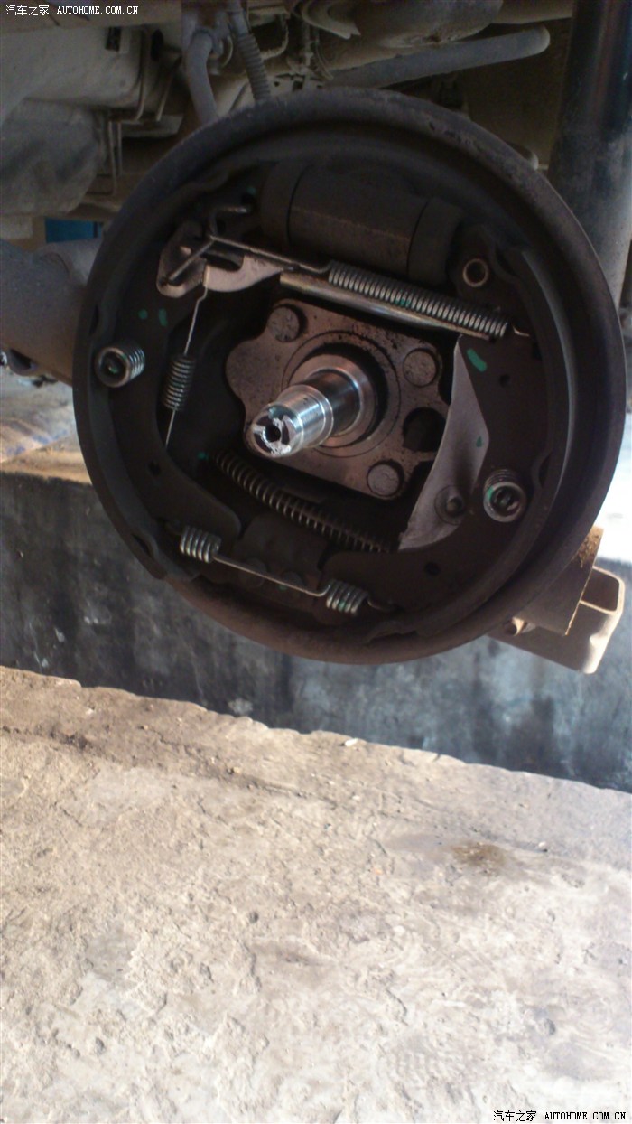 2010年3月份购买的新赛欧,2013年3月20日拆开左后轮刹车照片