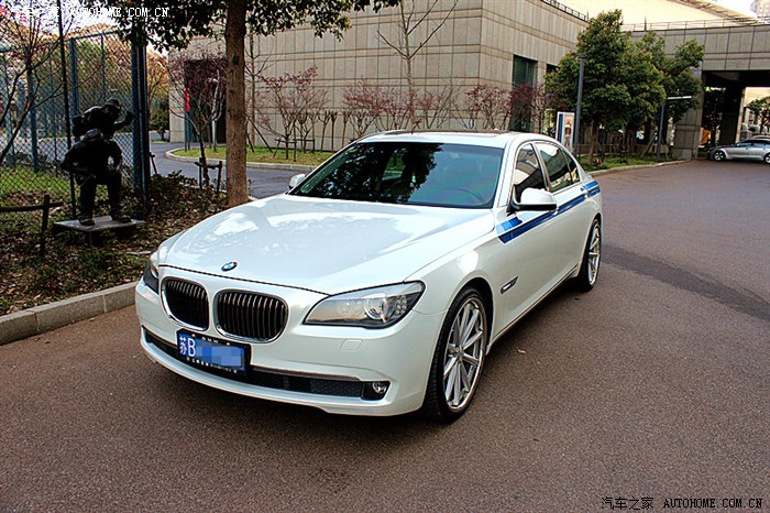 宝马7系穿上白色新衣银色大鞋