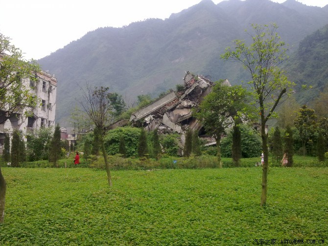 三90后游览参观512地震遗址青城山