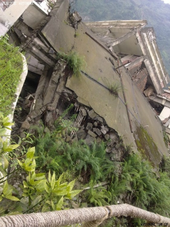 三90后游览参观512地震遗址青城山