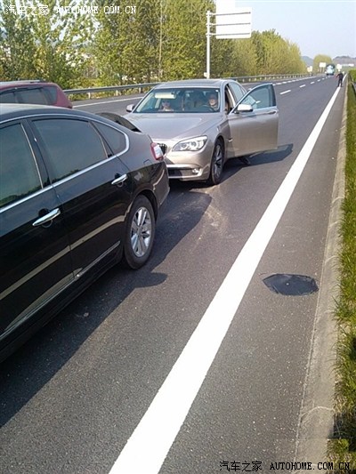 天籁高速公路被宝马7系追尾.